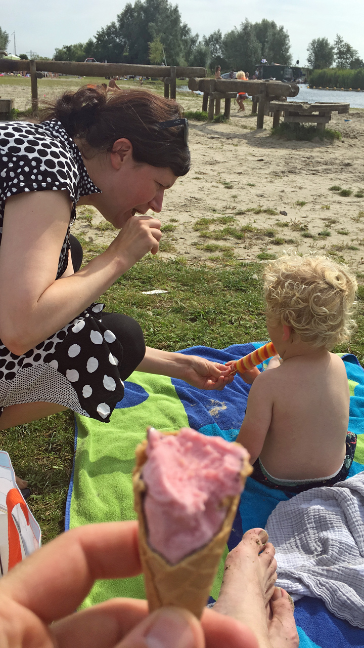 Een vakantie in Friesland aan het water met kinderen aan het genieten met een ijsje.
